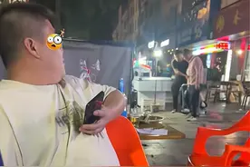 一点不值得同情！女子喝多后被俩男子带走，路人：等着第二天哭吧图片