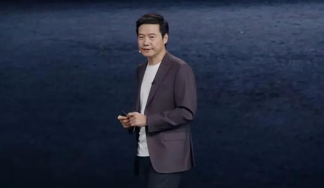 55岁雷军，2小时演讲后持续高能量输出，又说了这些关键信息