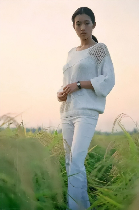 事实证明！陪马克龙回国的巩俐，可能已经走上了另一条大道