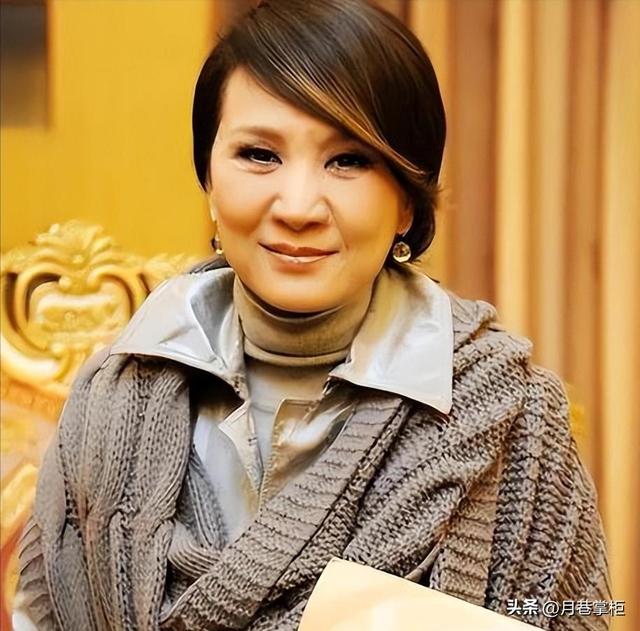 她早已不是中国籍？事业巅峰远赴美国，被老外“玩腻”晚年回国