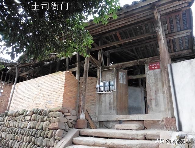 成都向西1.5h！这里藏了个“三色”宝藏小镇→