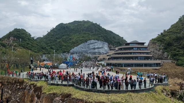 这个长假的“新晋顶流”！ 世界第一高桥迎国庆客潮