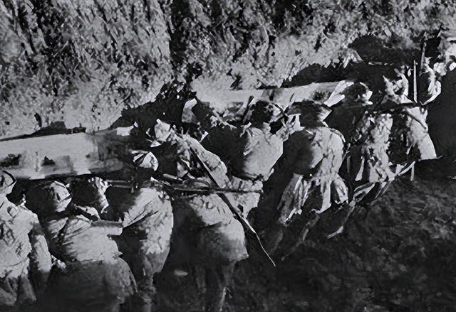 1970年老人去部队看儿子被哨兵拦下，老人：让你们师长跑步来见我