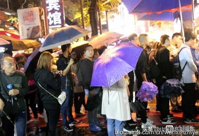 秋雨中的“西安回民街”街市（“陕西之旅”之六）