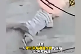 无法理解！妈妈教孩子独自过马路，直到被车撞飞才着急，网友气炸图片