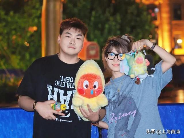 谁懂啊！盲盒开到外滩南京路，超大号暖萌“星星人”已经占领“C位”，粉丝游客从五湖四海赶来！