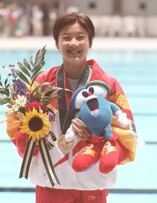 嫁大26岁富豪、5年生3胎，恩爱23年的伏明霞终是没逃过残酷现实