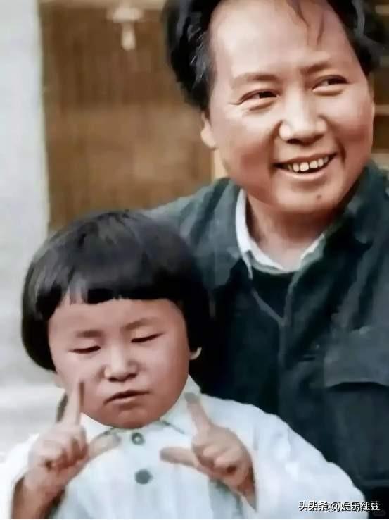 毛主席一家四口合影，四人脸上全是笑意，李讷紧挨毛主席