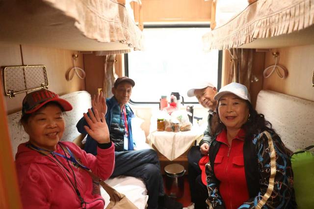 陕西首趟“秦岭号”普惠适老旅游专列温暖启程