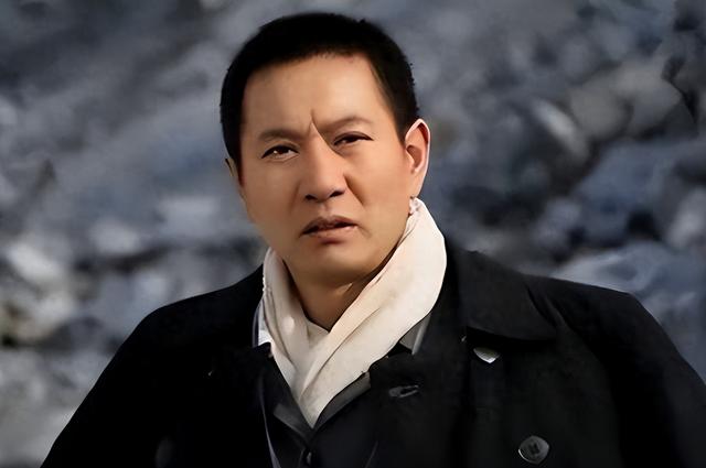 55岁姚刚现状：一生无妻无子，买千万豪宅一个人住，发福后更帅了