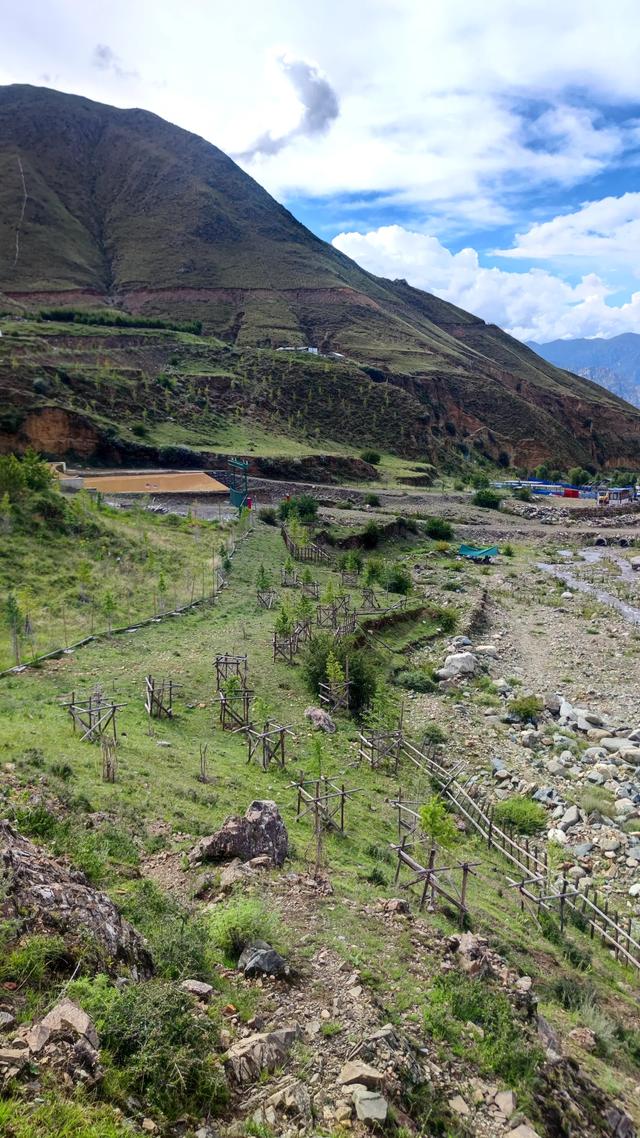 拉萨天堂草原没有草原，或许山上的草就是所谓草原