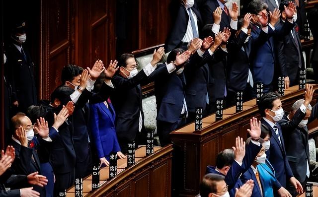 高市早苗拒不撤回！中方突然改口，刚发出最后通牒，日敢插手就打