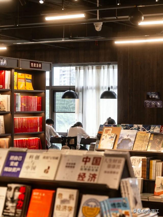 抓住暑假的尾巴！来温江这家书店避暑“充电”吧~