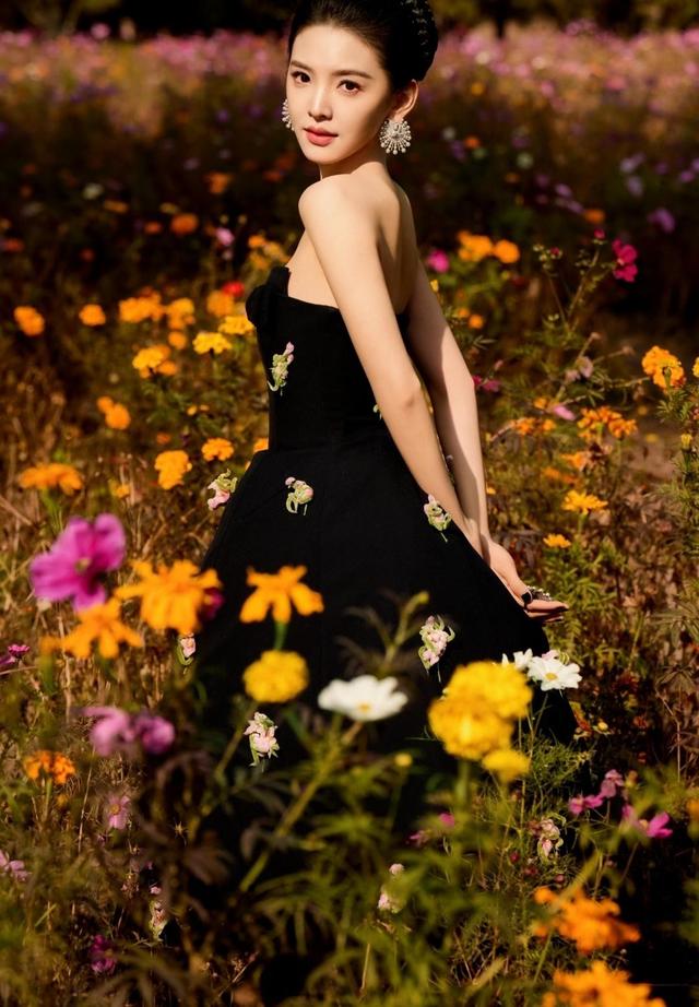 章若楠一字肩裙装美翻天，白皙肌肤晶莹剔透	，摄影师捕捉童话瞬间