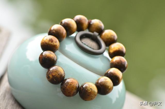 戴金丝海柳手串的人在偷偷变美