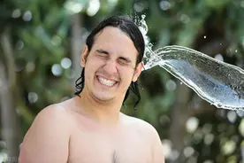 坚持洗冷水澡的男性，后来都怎样？可能有四个好处，了解下图片