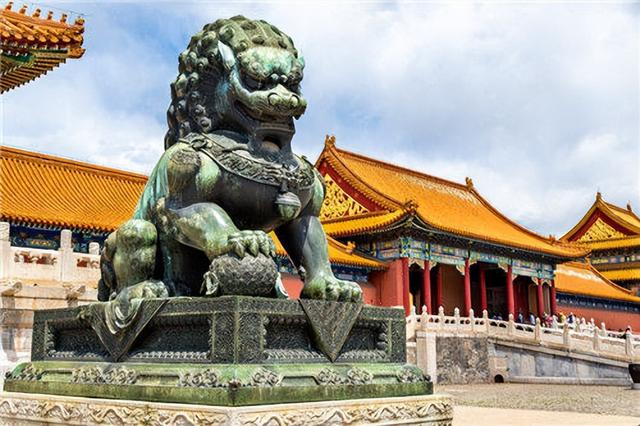 别摸故宫的石狮子，更别跟它合照！导游：宁可信其有！