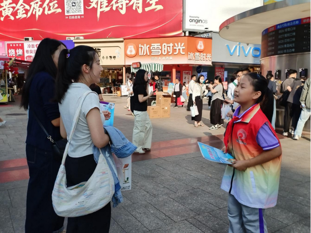 畅游青岛 文明相伴！市北区“小小文明观察员”亲子行动 步行街上倡树文明旅游新风