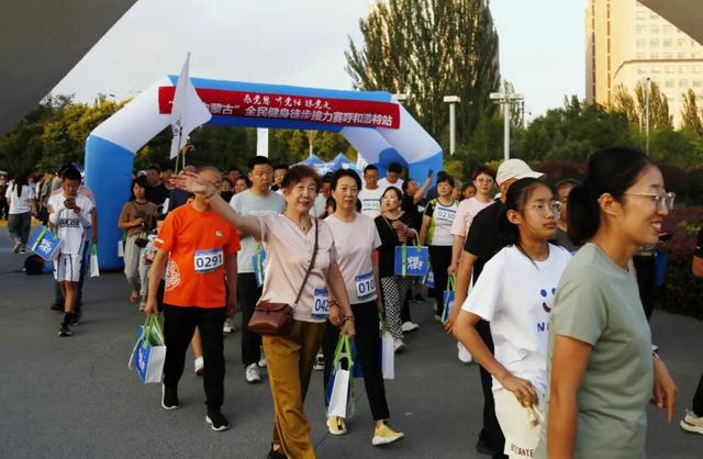 丝绸之路公园 上演“感党恩 听党话 跟党走” 穿越内蒙古全民健身徒步接力赛——现场很燃