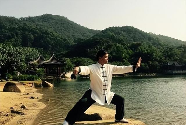 终于把武术“开胯”和“拉韧带”区别开了，原来两者不一样