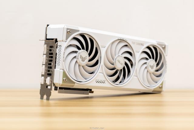 极地坚冰！华硕TUF RTX 5070Ti O16G白色游戏实测