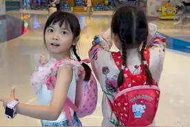 熊黛林晒6岁双胞胎生日之旅，姐妹俩性格反差大，模样都很像爸爸图片
