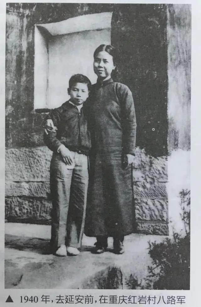 1997年，李鹏总理全家在玉泉山游玩	，难得团聚，女儿女婿罕见出镜