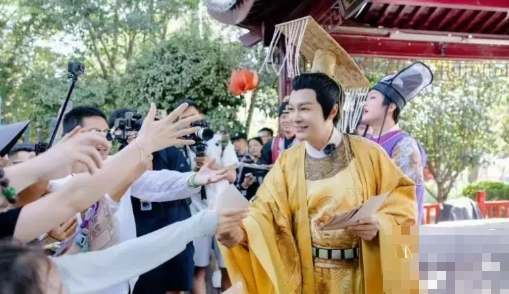 落地的凤凰不如鸡！为养家糊口沦落到景区卖艺，这4位明星太可惜