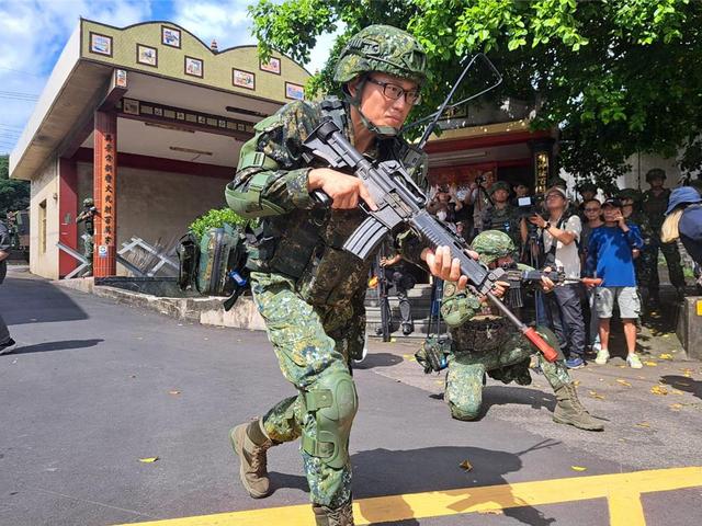 解放军出动无人机绕台，金门台军将领：一旦台海发生战争，应该动员部队躲进山里