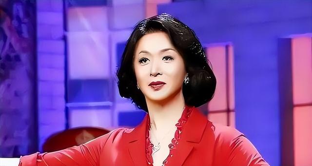 面相变了！逃到国外半年多，58岁金星近照曝光，早年风光已然不再