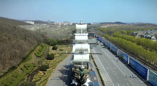 巨船霸路！56米“黑珍珠号”惊现大连街头，谁干的？