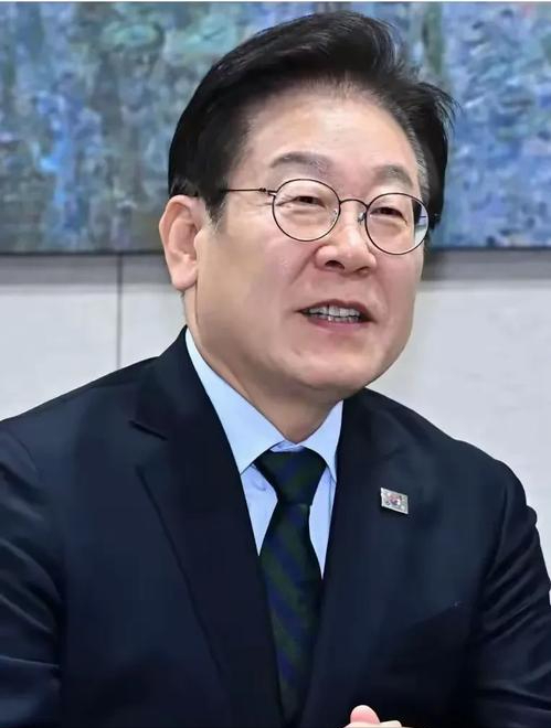 李在明已抵达日本，对外交底！日本右翼突然发现：特朗普自顾不暇