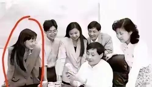 杜建英年轻时有多美？1988年与浙大校友合影，21岁的她太漂亮了