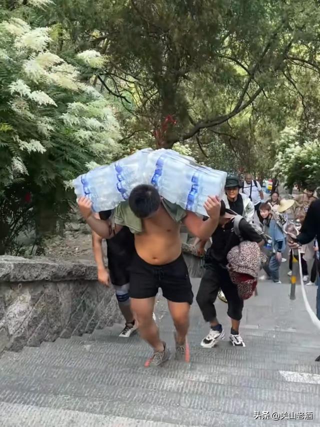 泰山挑山工，一趟120斤，健身博主直言：这活一般人就不要想了