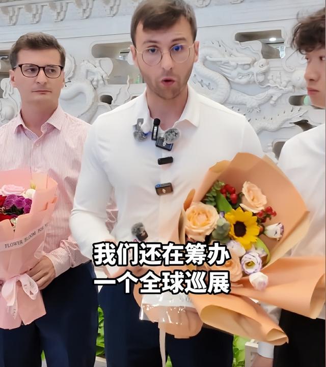 大义！马库斯罕见透露捐赠照片背后“损失”，私下正筹办全球巡展
