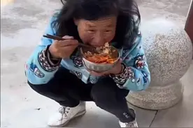 看哭了！男孩从学校给智力低下的妈妈打了一碗饭，全网感动落泪！图片