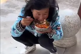 看哭了！男孩从学校给智力低下的妈妈打了一碗饭，全网感动落泪！图片