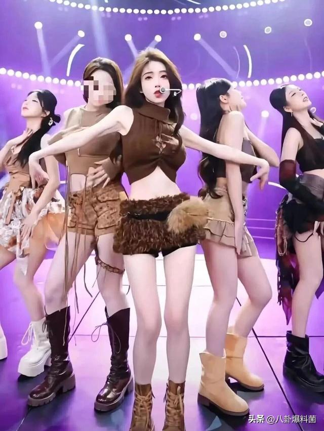 冯提莫直播间大尺度换装冲上热搜！大病归来，她的身材假到离谱