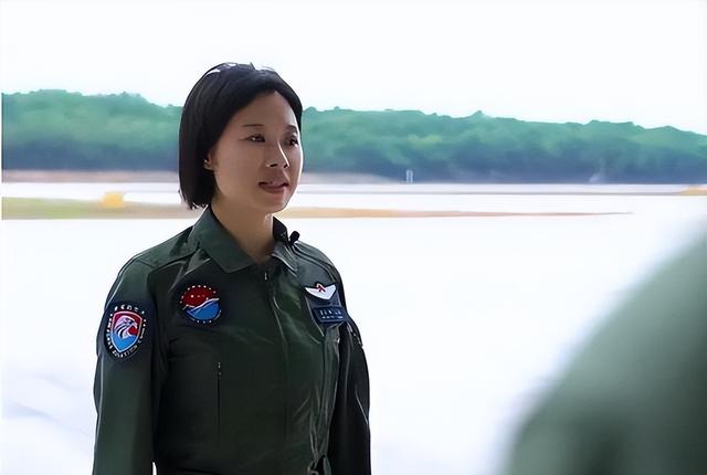 阅兵女机长身份曝光！私生活被扒牺牲太大，老公不简单，央视点名