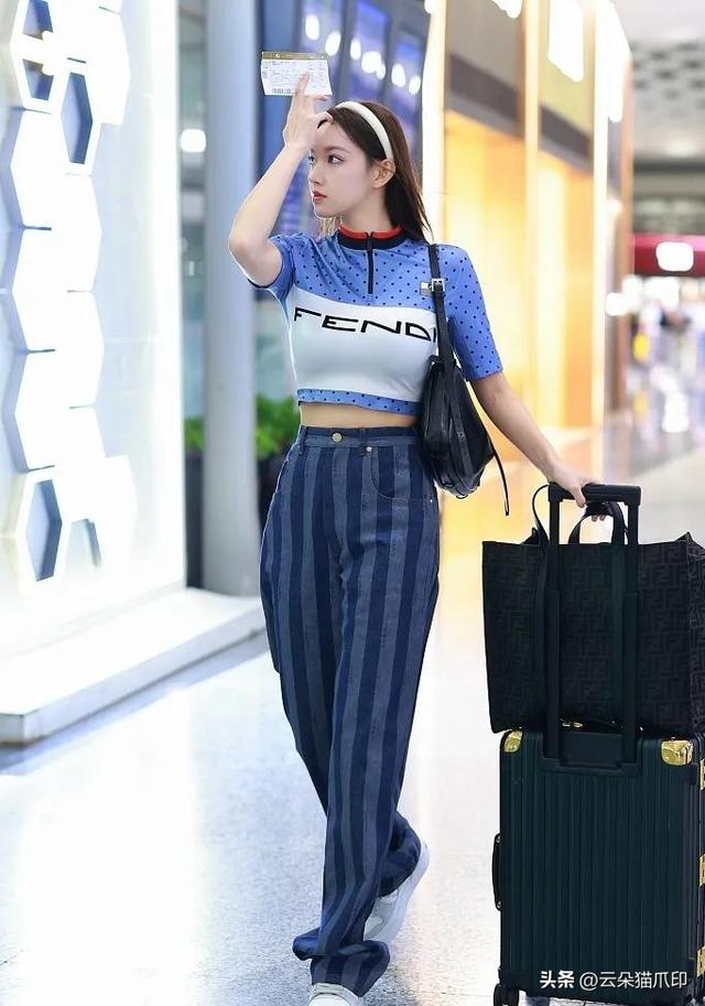 她身材真是太好了，大T恤都遮不住，所以她不能胖，一胖就特显壮