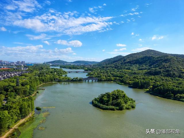 蓝天白云下的无锡蠡湖，浪漫如诗，心随浪逐，梦与湖共舞。
