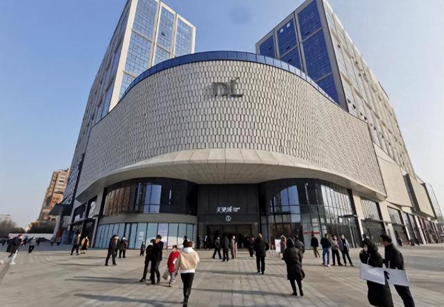 胖东来聘刑释人员不到一个月，人民日报发声，于东来社会地位变了