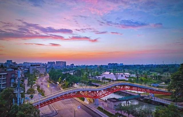 左拥三星堆，右抱都江堰：彭州，这座“天府金盆”藏着向往的生活