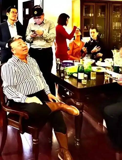 65岁“内蒙老炮	”抖爷娶36岁女友，自曝是第8任	，父亲是知名劳模