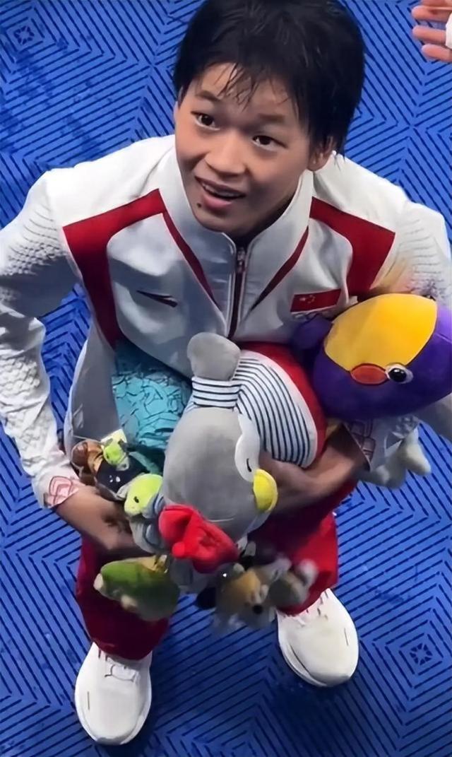 远离“造神”陷阱，经济学家发文抨击，揭开全红婵令人担忧的现状