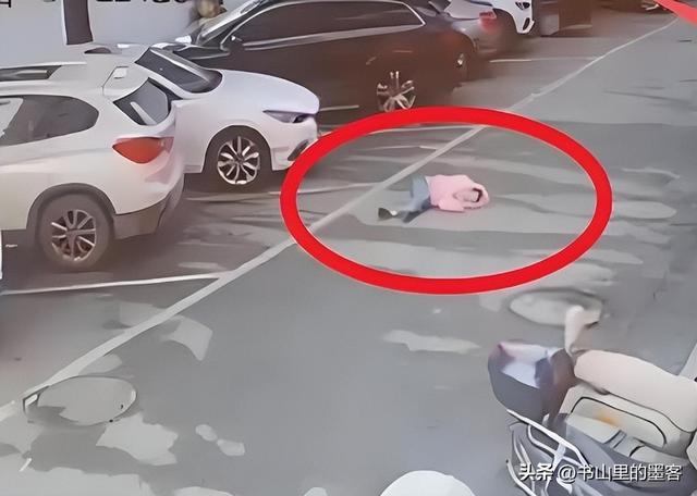 女孩追母身亡后续：舅舅透露内情，孩子父亲只顾领赔偿，不见悲伤