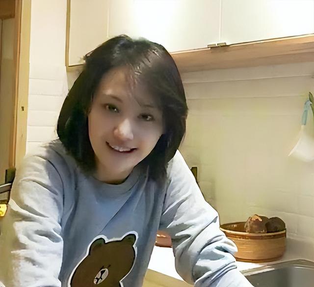 35岁郑爽近照曝光！形象管理失败	，彻底成了素人，在美日子舒坦了