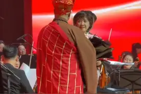 笑不活了，网红唐僧扮演者为71岁朱琳献花，曾经的女儿国王恍惚了图片