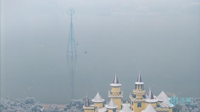 秋色未退雪已至，哈尔滨太阳岛上演“金秋白雪”奇观