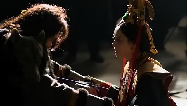 她陪他睡了30年，生下2个儿子，最后却亲手将他毒杀在自己寝宫里